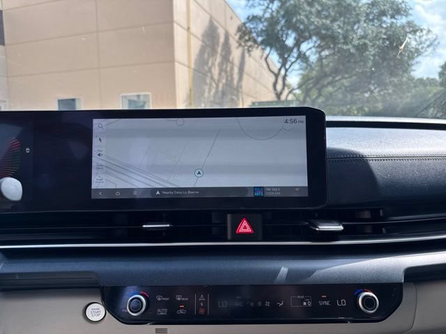 Used 2025 Kia Carnival EX FWD image 9