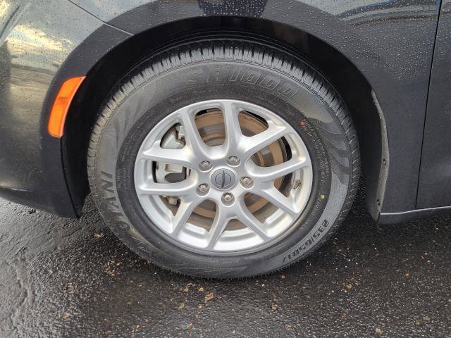 Used 2023 Chrysler Voyager LX image 5