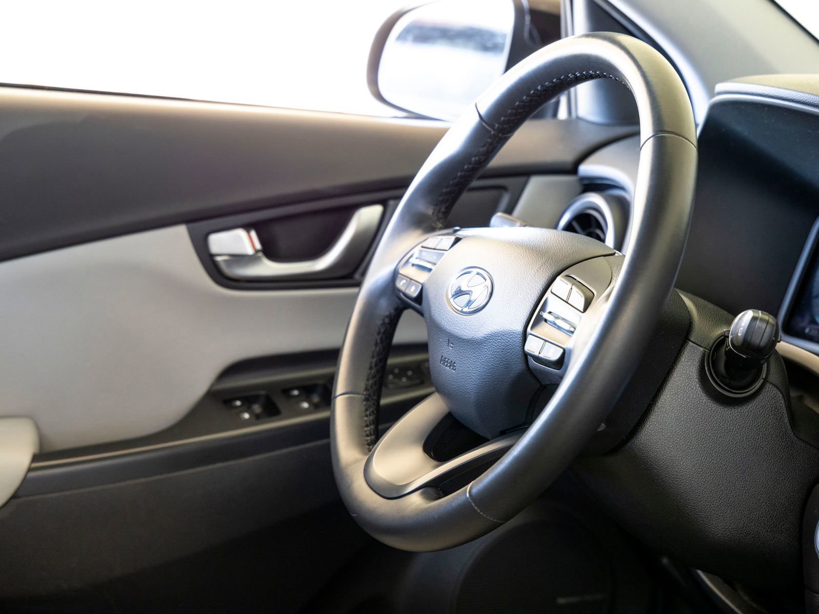 Used 2023 Hyundai Kona Limited image 29