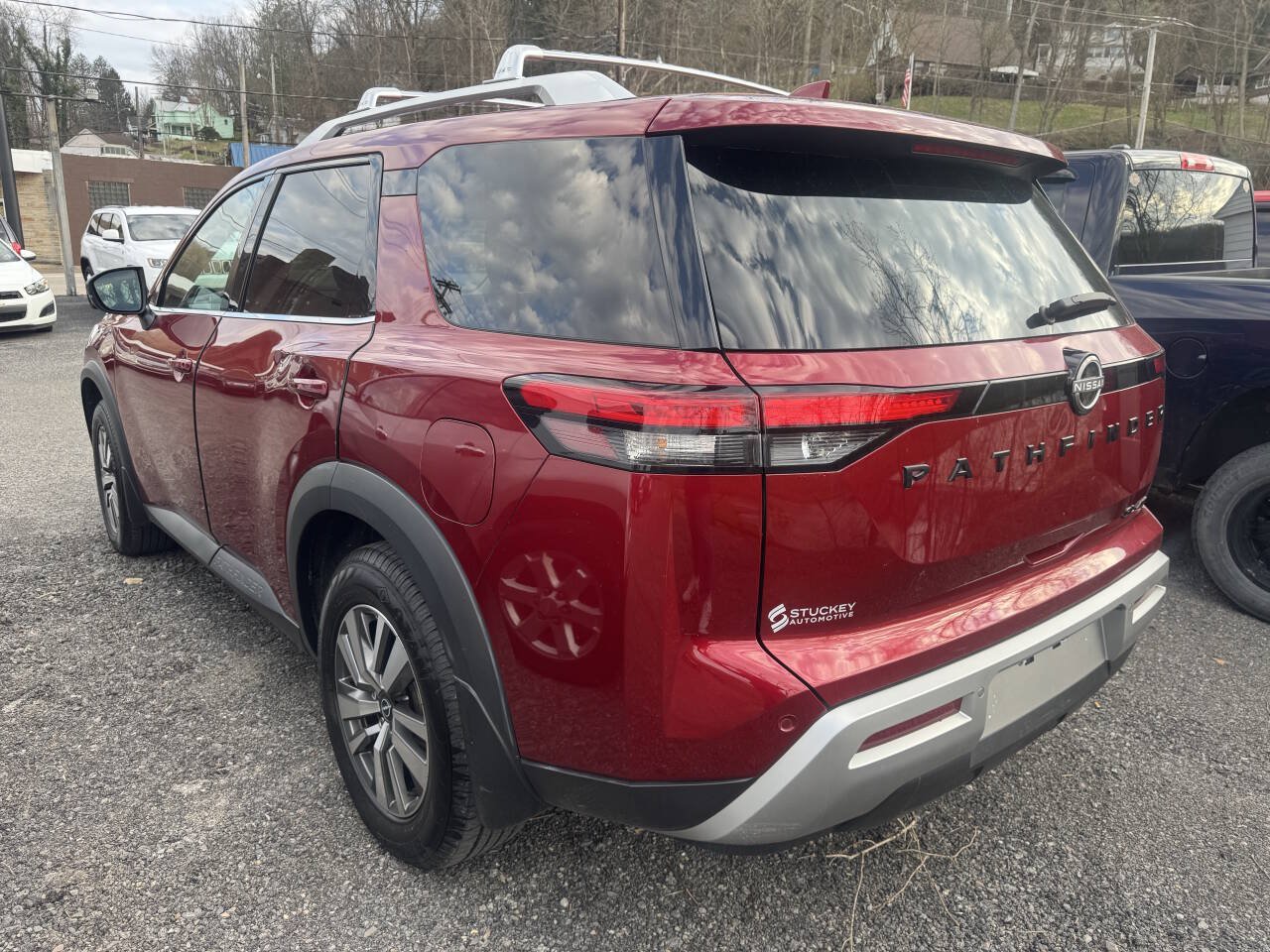 Used 2023 Nissan Pathfinder SL w/ Black Appearance Package AWD/4WD image 6