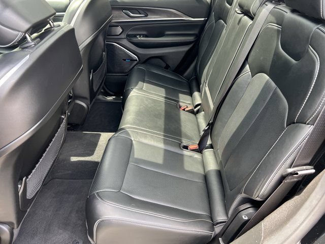 Certified 2022 Jeep Grand Cherokee Overland w/ Luxury Tech Group IV AWD/4WD image 27