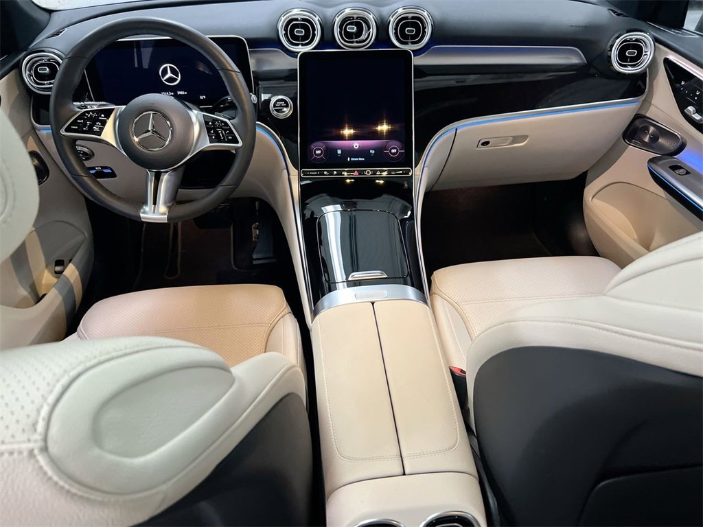 Used 2025 Mercedes-Benz GLC 350e 4MATIC image 10