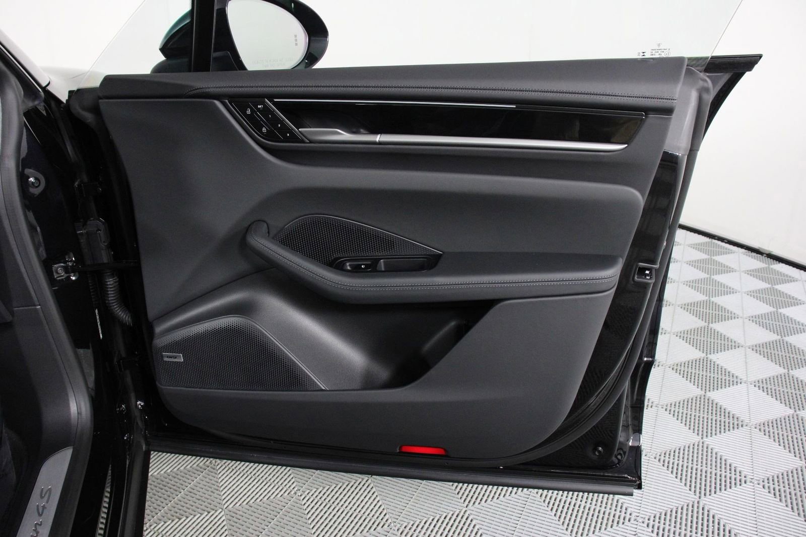 Certified 2025 Porsche Macan 4S Electric image 23