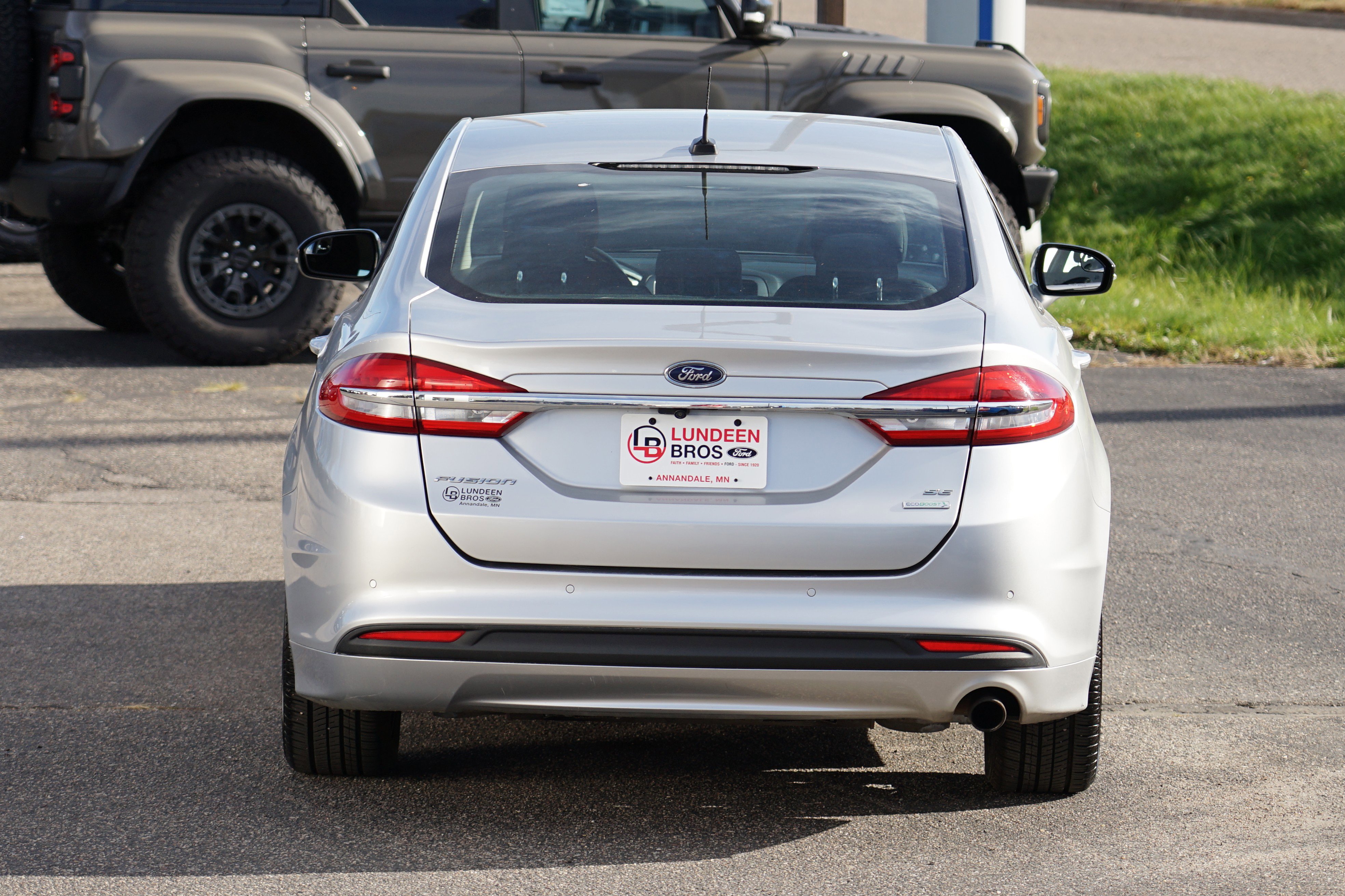 Used 2017 Ford Fusion SE w/ Fusion SE Technology Package image 4