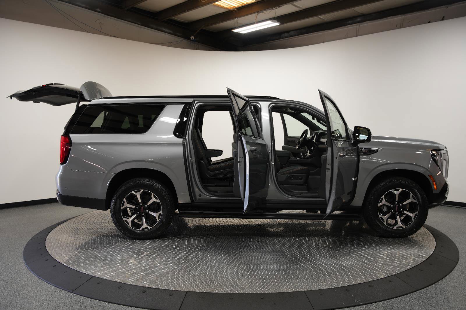 New 2026 GMC Yukon XL AT4 w/ AT4 Premium Plus Package AWD/4WD image 13