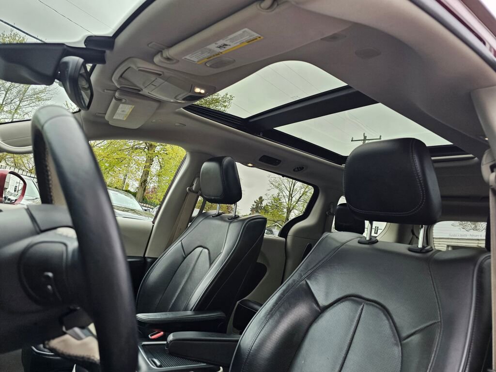 Used 2018 Chrysler Pacifica Limited w/ Tire & Wheel Group image 24