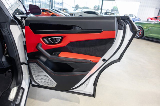 Used 2022 Lamborghini Urus AWD/4WD image 28