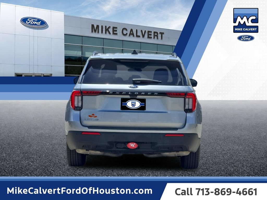 Used 2025 Ford Explorer Active RWD image 3