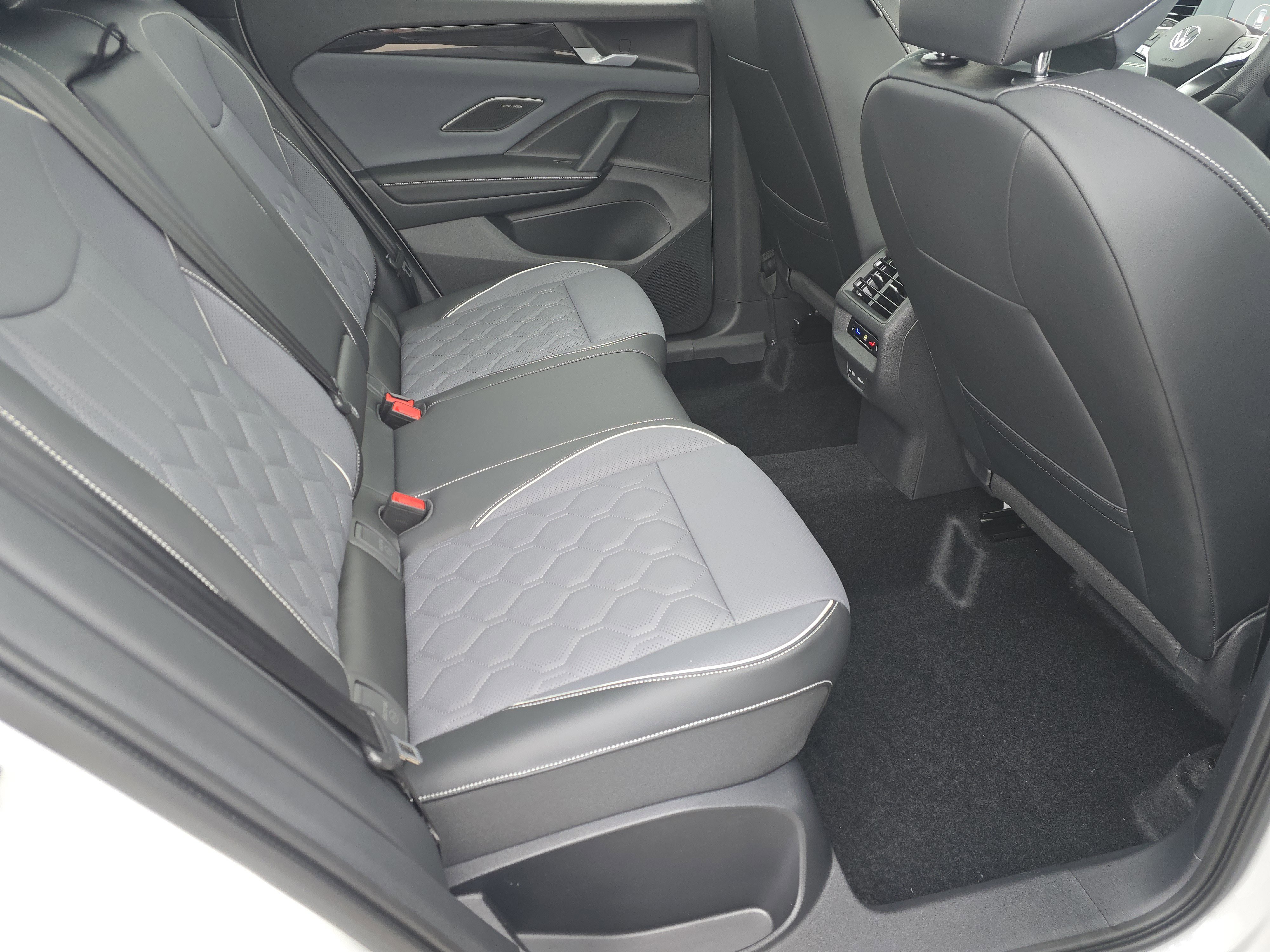 New 2026 Volkswagen Tiguan SEL R-Line image 18