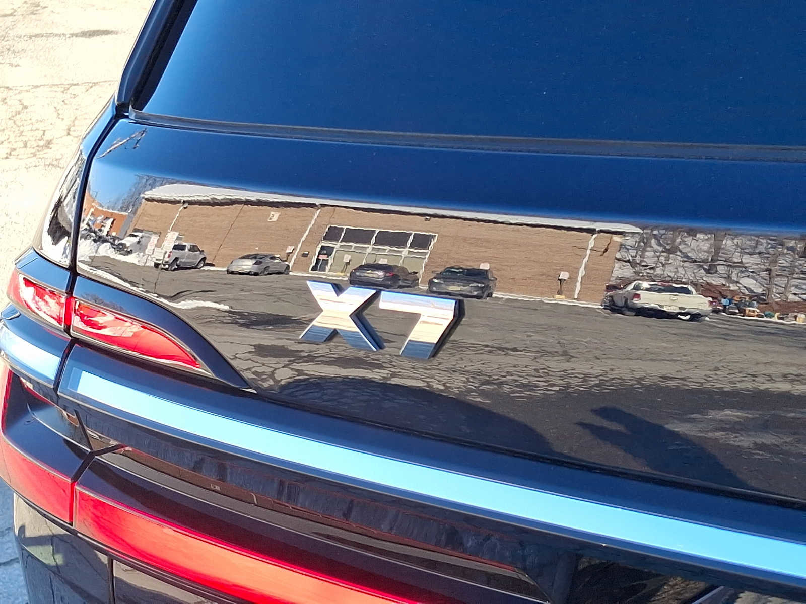 Used 2024 BMW X7 M60i w/ Climate Comfort Package image 31