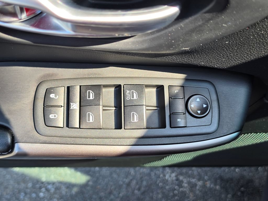 Used 2020 Jeep Cherokee Latitude AWD/4WD image 13