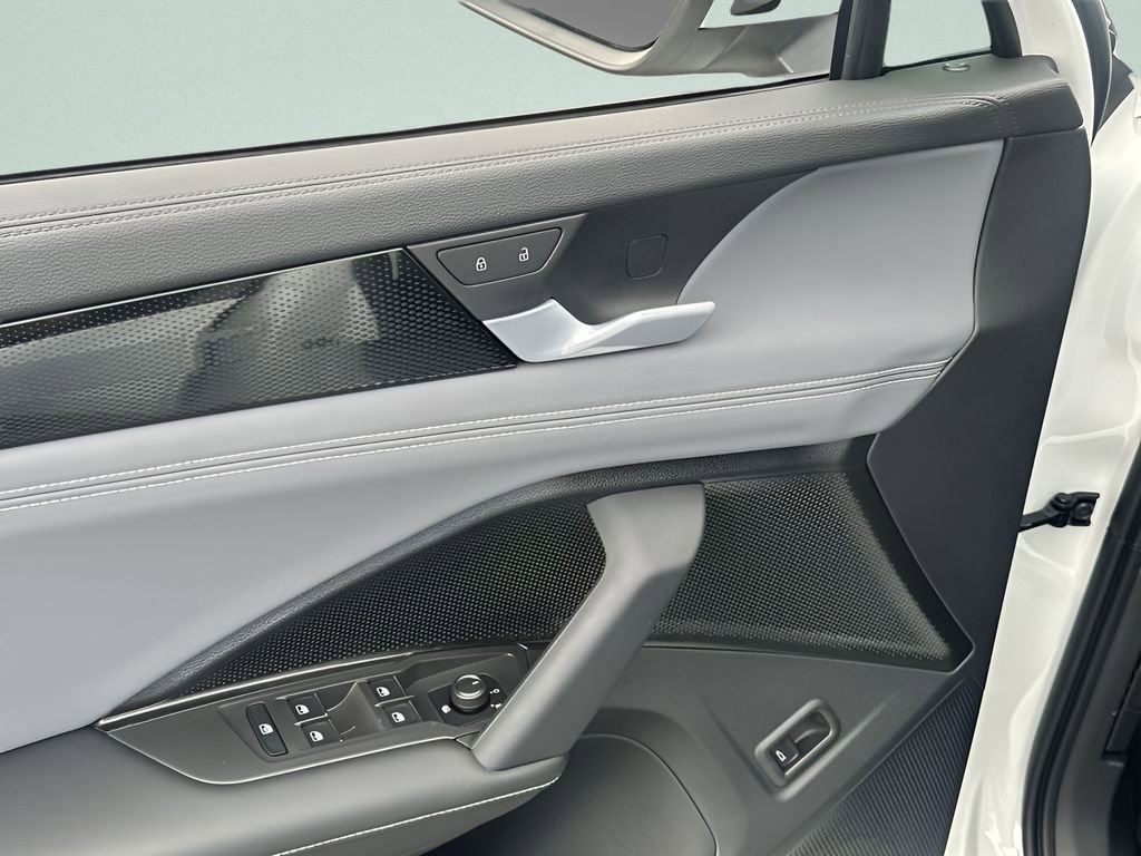 New 2026 Volkswagen Tiguan SE image 13