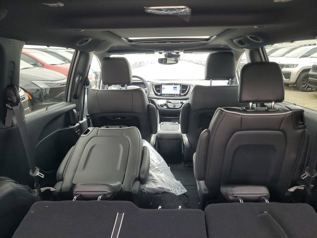 New 2027 Chrysler Pacifica Limited w/ Family Tech Group AWD/4WD image 8