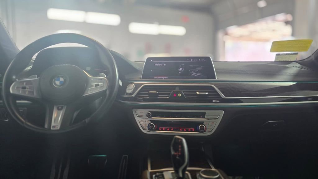 Used 2021 BMW 750i xDrive w/ Luxury Rear Seating Package image 13