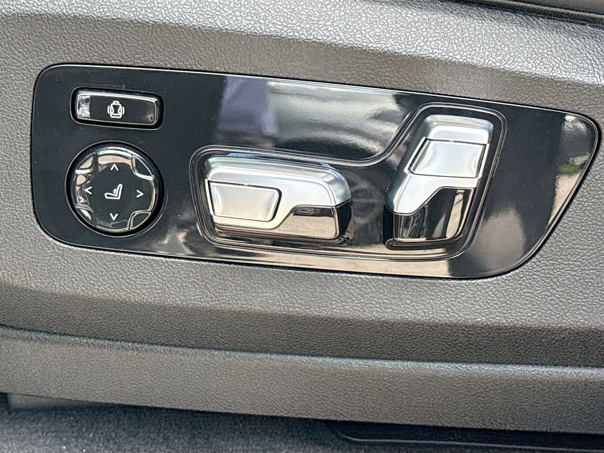 Used 2023 BMW X7 M60i w/ Executive Package image 26