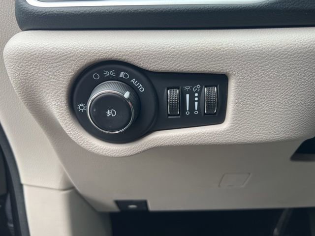 Used 2024 Chrysler Pacifica Touring-L FWD image 6