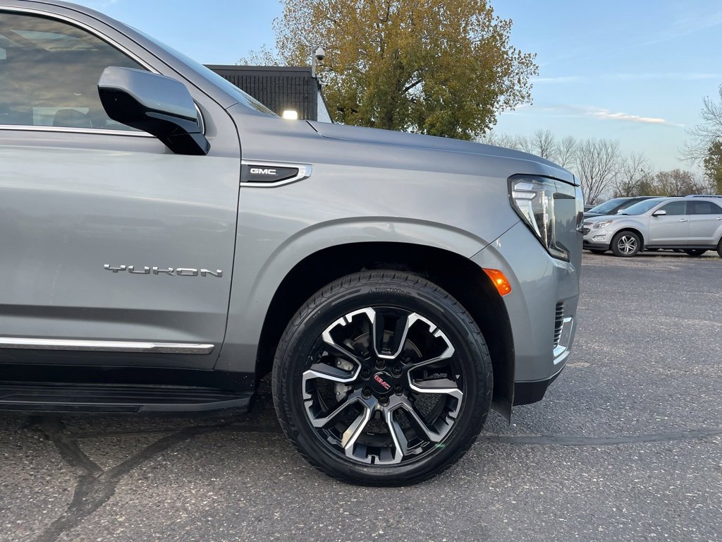 Used 2023 GMC Yukon XL SLT image 2