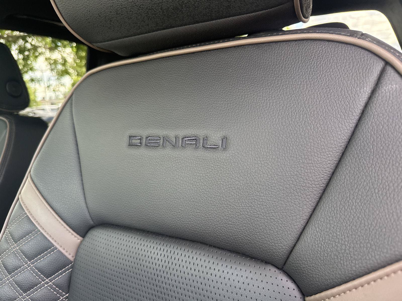 Used 2023 GMC Canyon Denali w/ Denali Black Edition AWD/4WD image 19