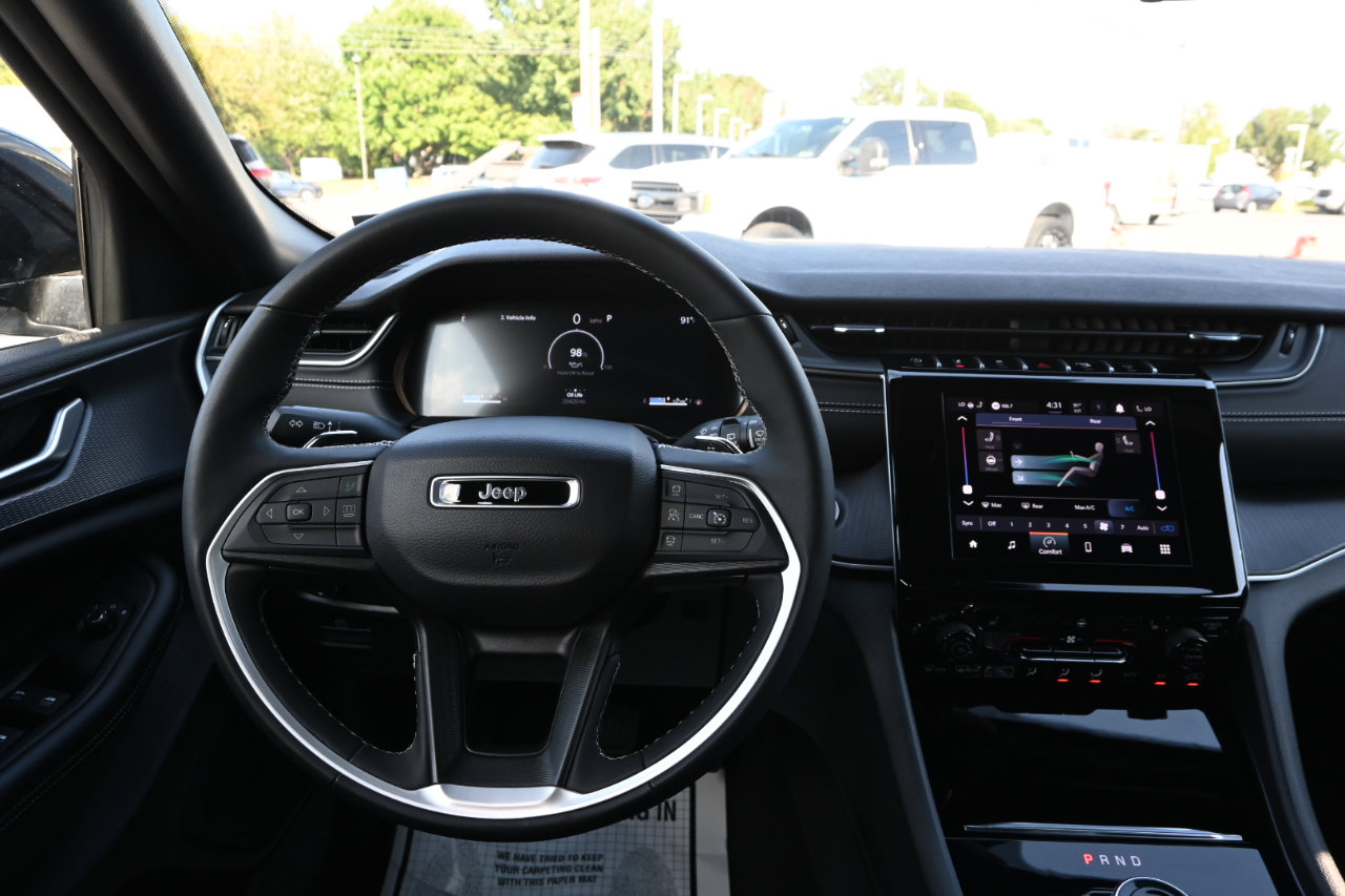 Used 2024 Jeep Grand Cherokee L Laredo image 2