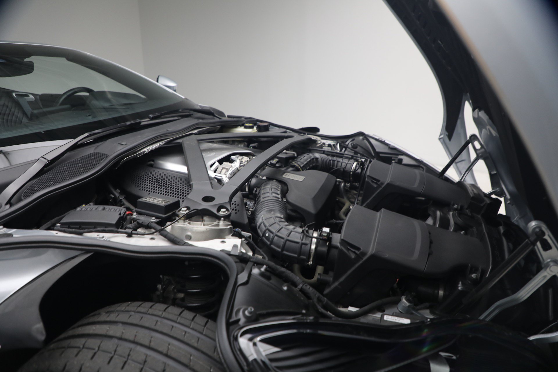 Used 2019 Aston Martin DB11 Volante RWD image 44