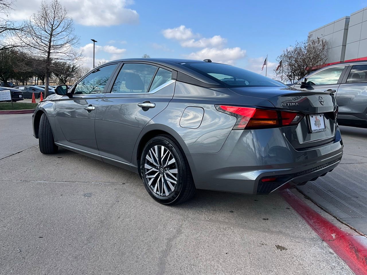 Used 2025 Nissan Altima 2.5 SV image 8