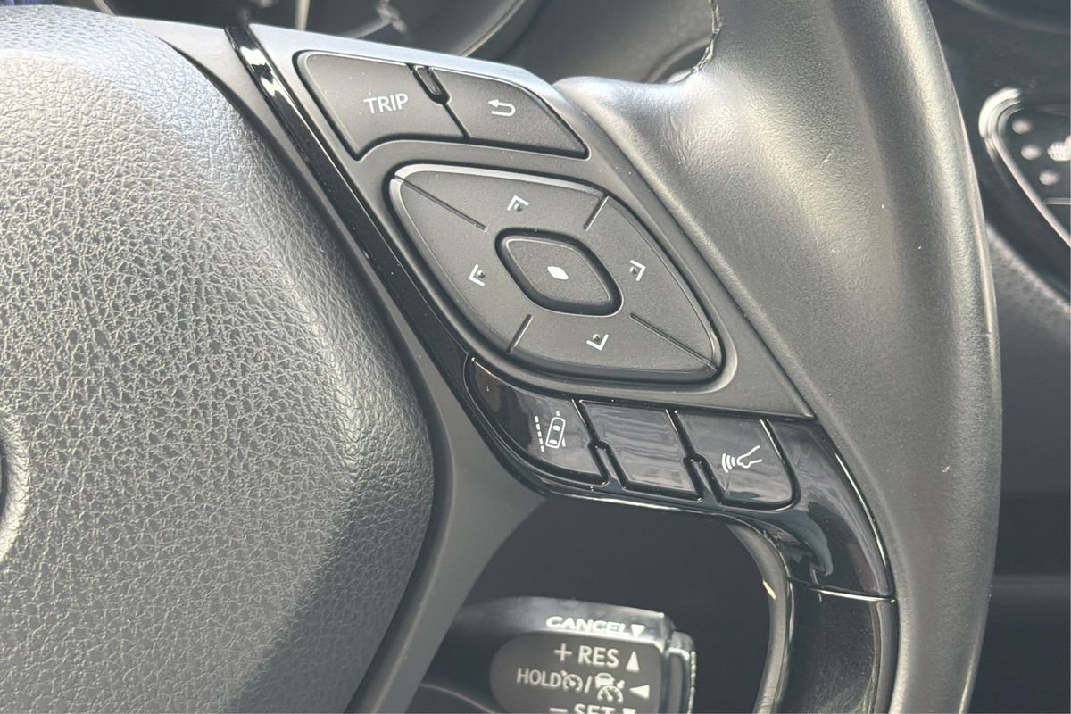 Used 2019 Toyota C-HR Limited FWD image 34