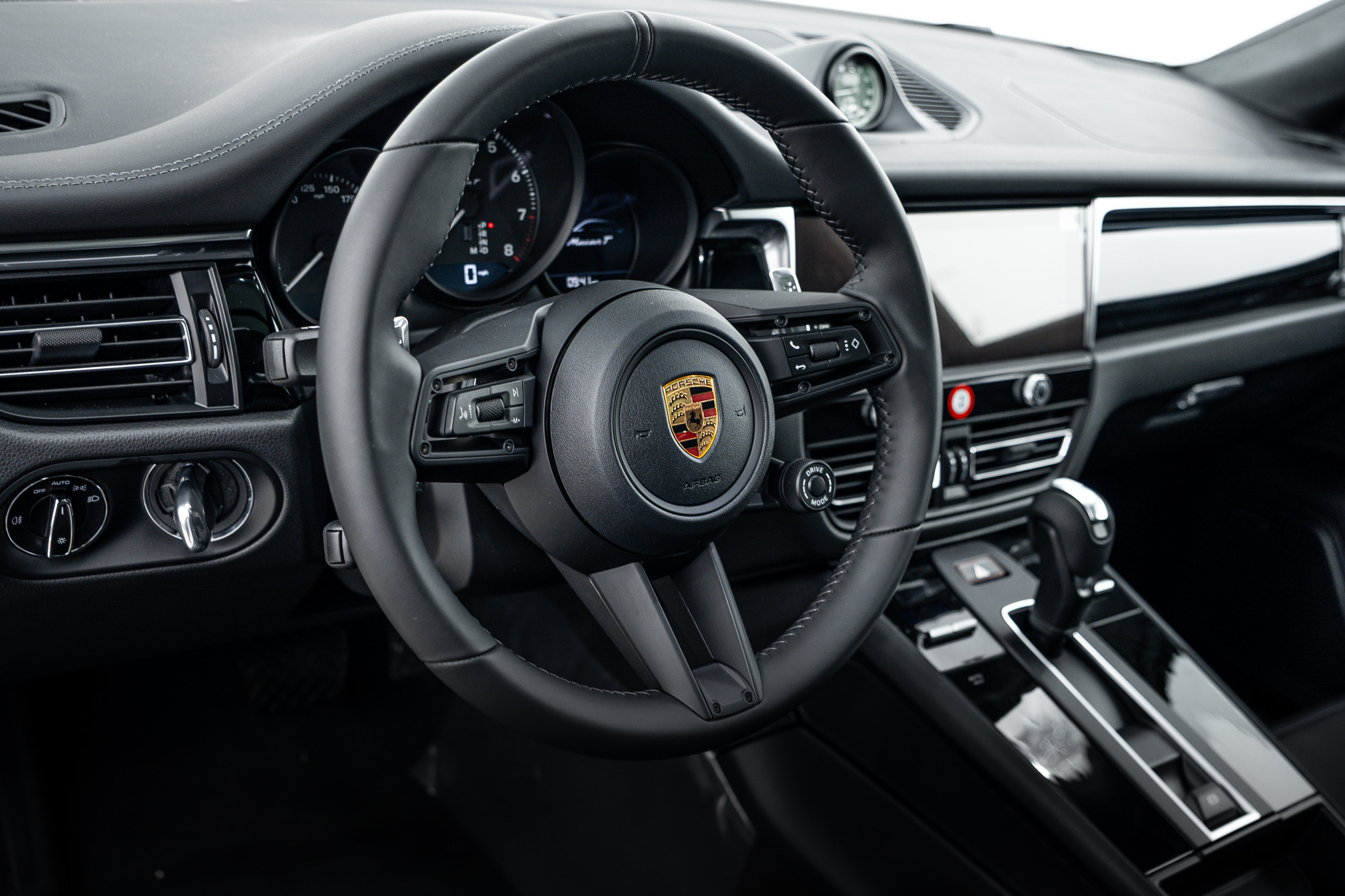 Certified 2026 Porsche Macan Turbo AWD/4WD image 4