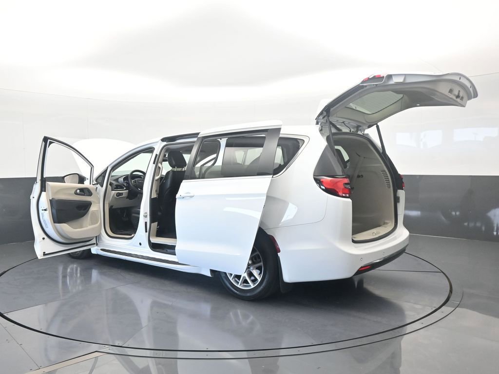 Used 2023 Chrysler Pacifica Touring-L image 77