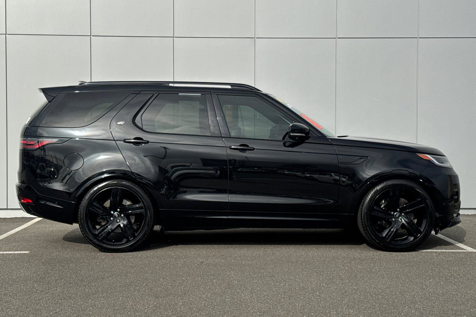 Certified 2024 Land Rover Discovery Metropolitan Edition image 6