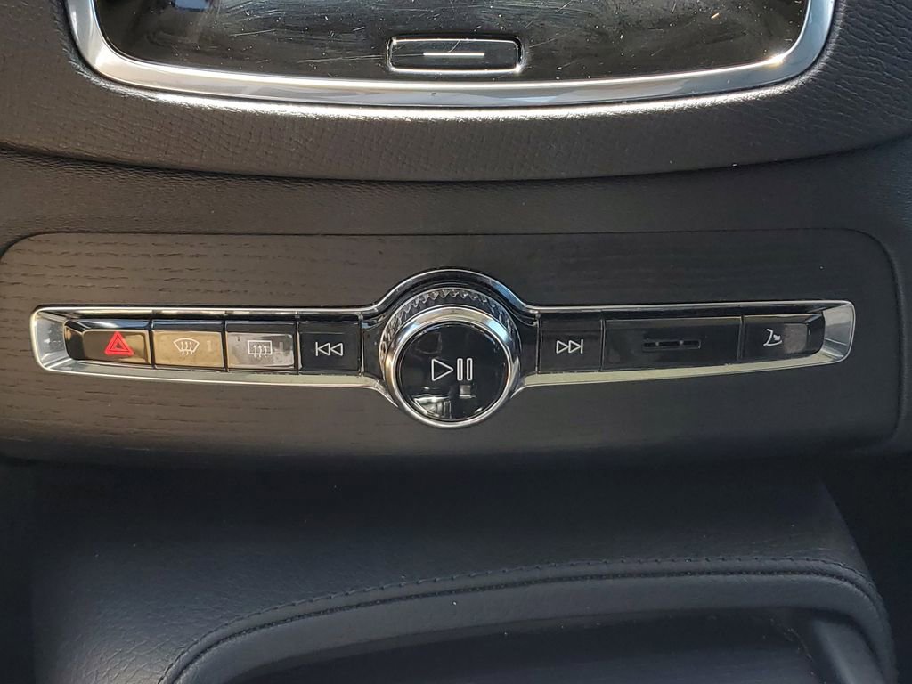 Used 2020 Volvo XC90 T6 Momentum w/ Protection Package Premier image 29