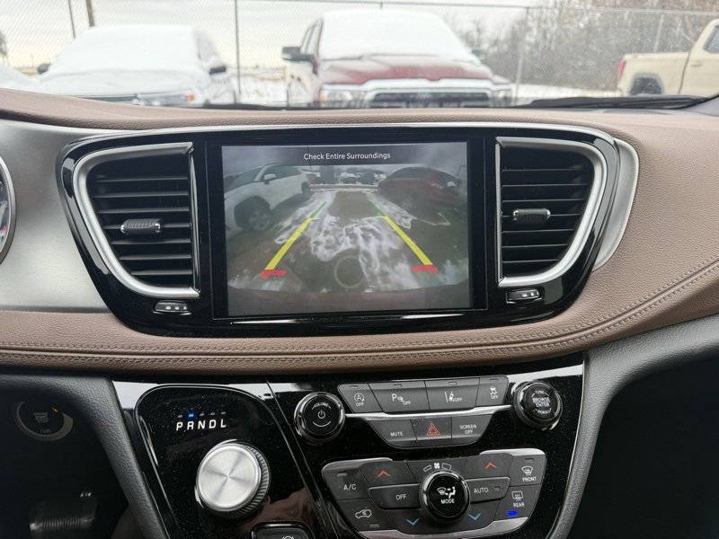 Used 2021 Chrysler Pacifica Limited image 13