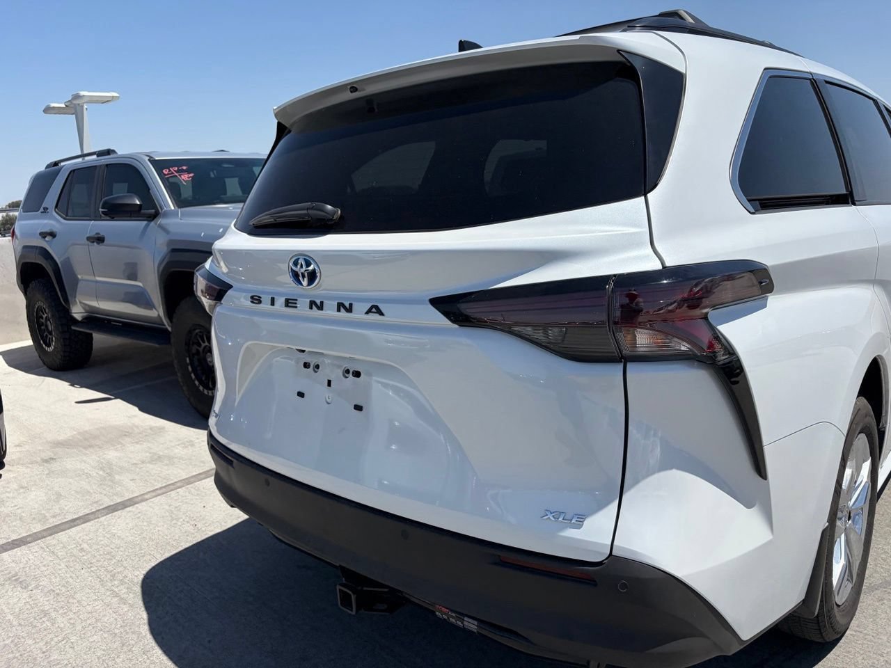 Used 2025 Toyota Sienna XLE w/ XLE Plus Package FWD image 4