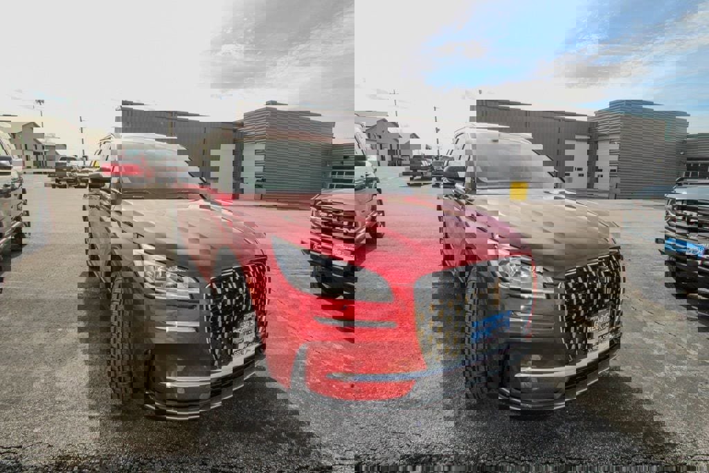 Used 2023 Lincoln Corsair Reserve AWD/4WD image 2