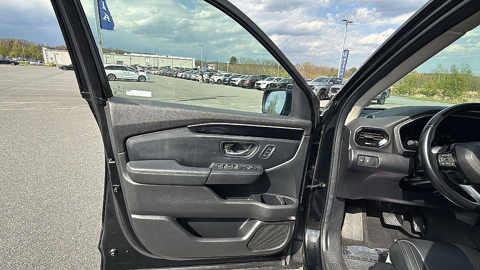 Certified 2025 Honda Pilot Touring image 24