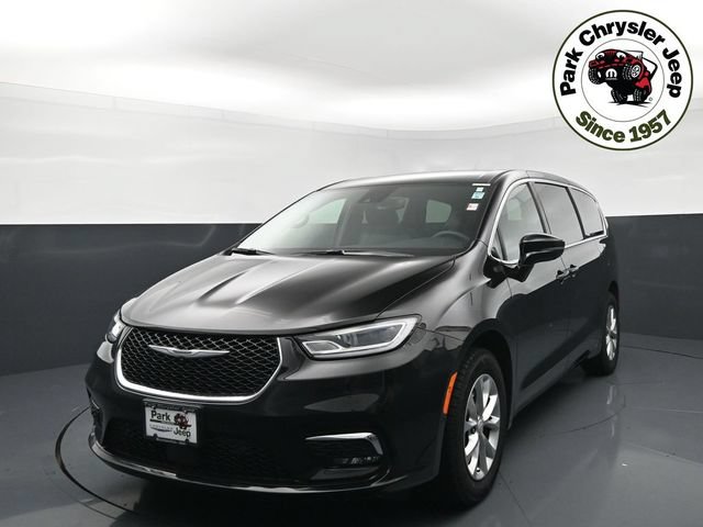 Certified 2025 Chrysler Pacifica Select AWD/4WD image 2