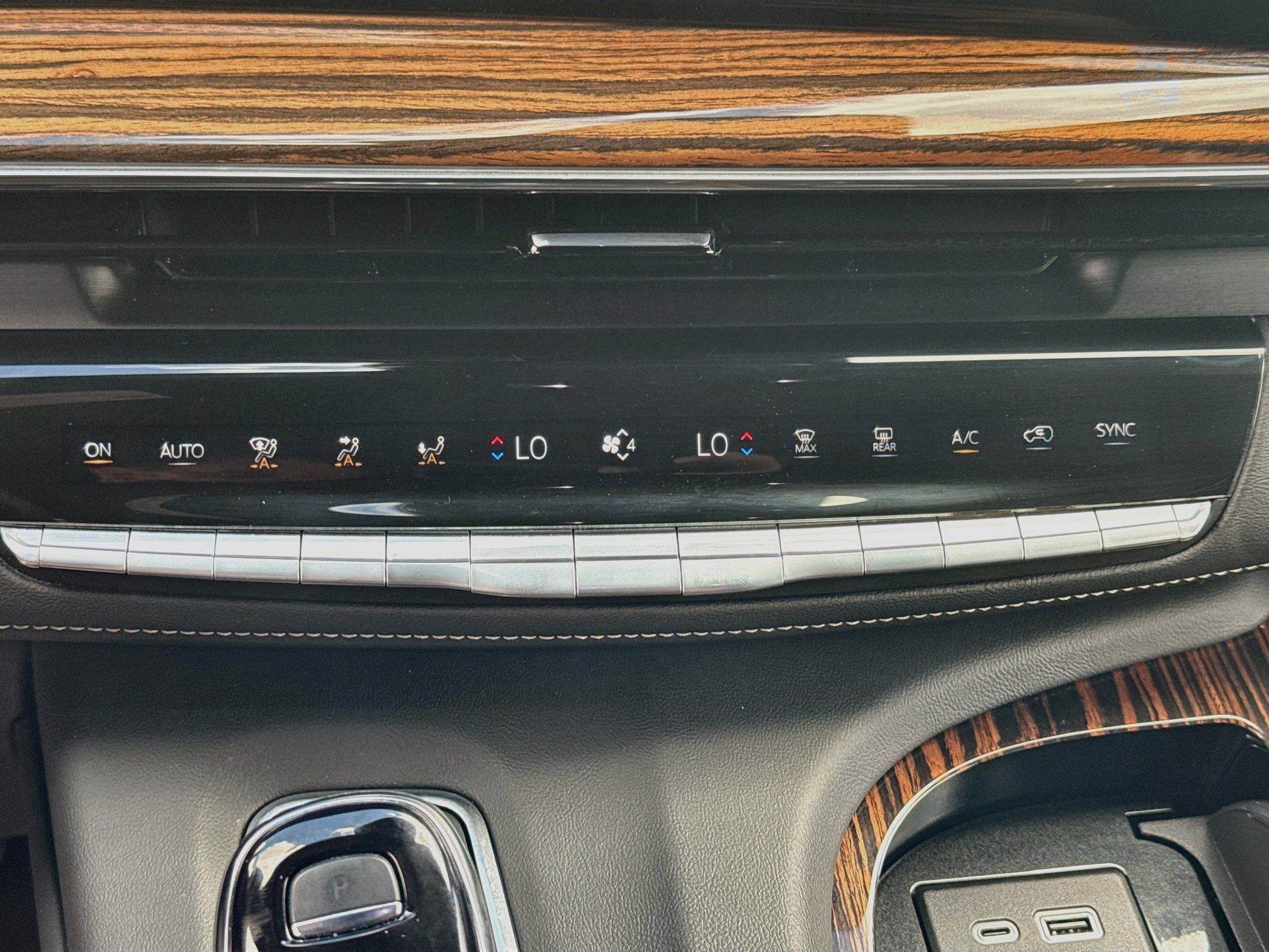 Used 2023 Cadillac Escalade Premium Luxury AWD/4WD image 13