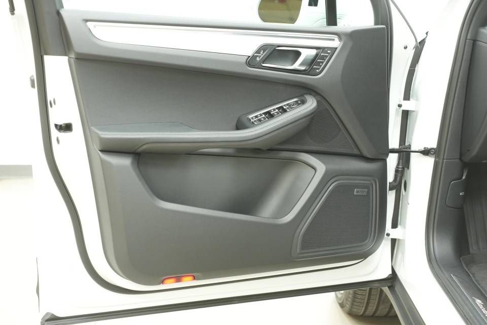 Certified 2026 Porsche Macan AWD/4WD image 25