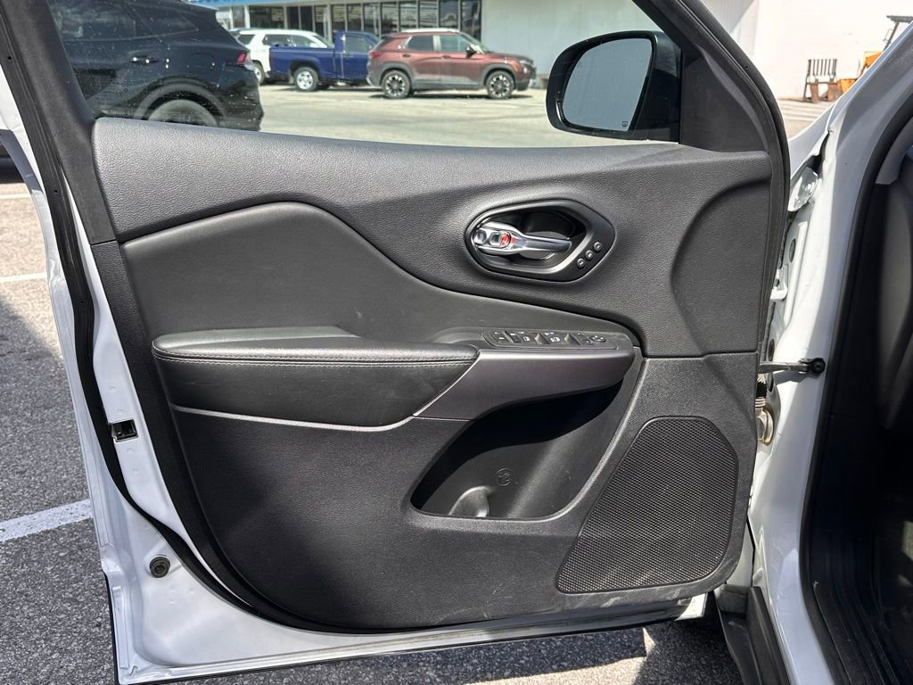Used 2022 Jeep Cherokee Limited w/ Mopar Interior Package AWD/4WD image 12