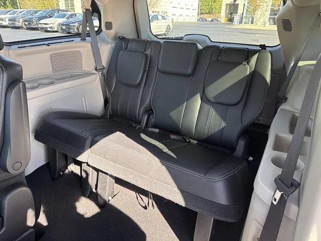 Used 2016 Chrysler Town & Country Touring w/ Driver Convenience Group FWD image 15