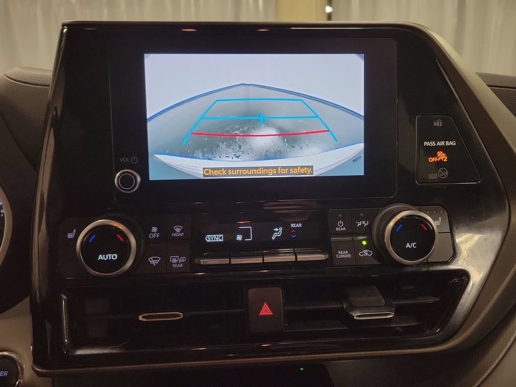 Used 2023 Toyota Highlander XLE AWD/4WD image 21