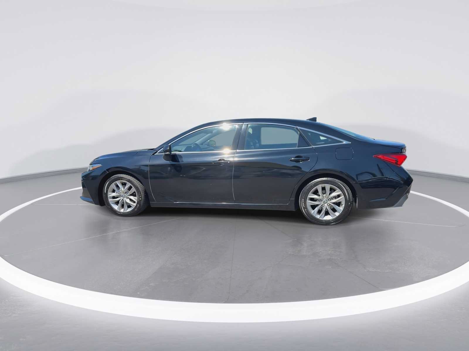 Certified 2022 Toyota Avalon XLE w/ Moonroof Package FWD image 5