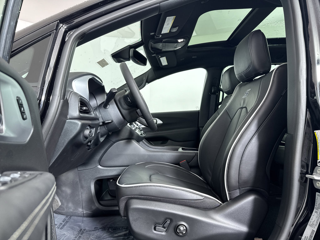 New 2026 Chrysler Pacifica Limited w/ S Appearance Package image 10