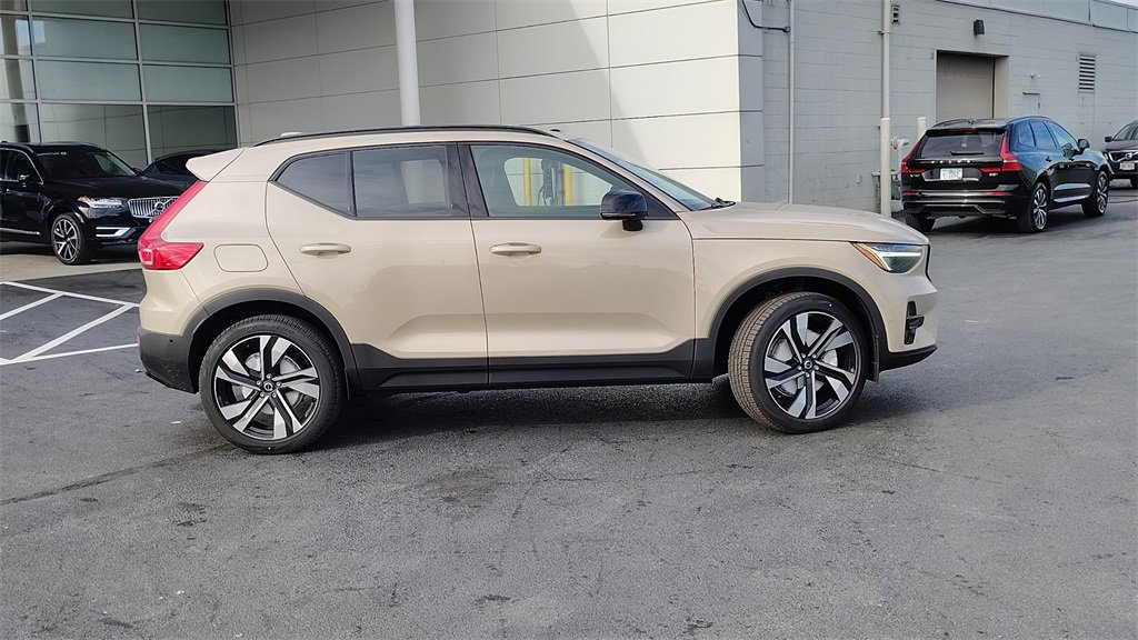 New 2026 Volvo XC40 B5 Ultra w/ Climate Package image 2
