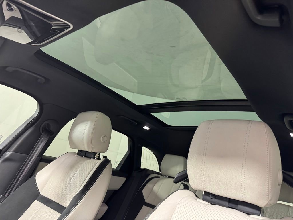 Used 2019 Land Rover Range Rover Velar R-Dynamic SE image 25