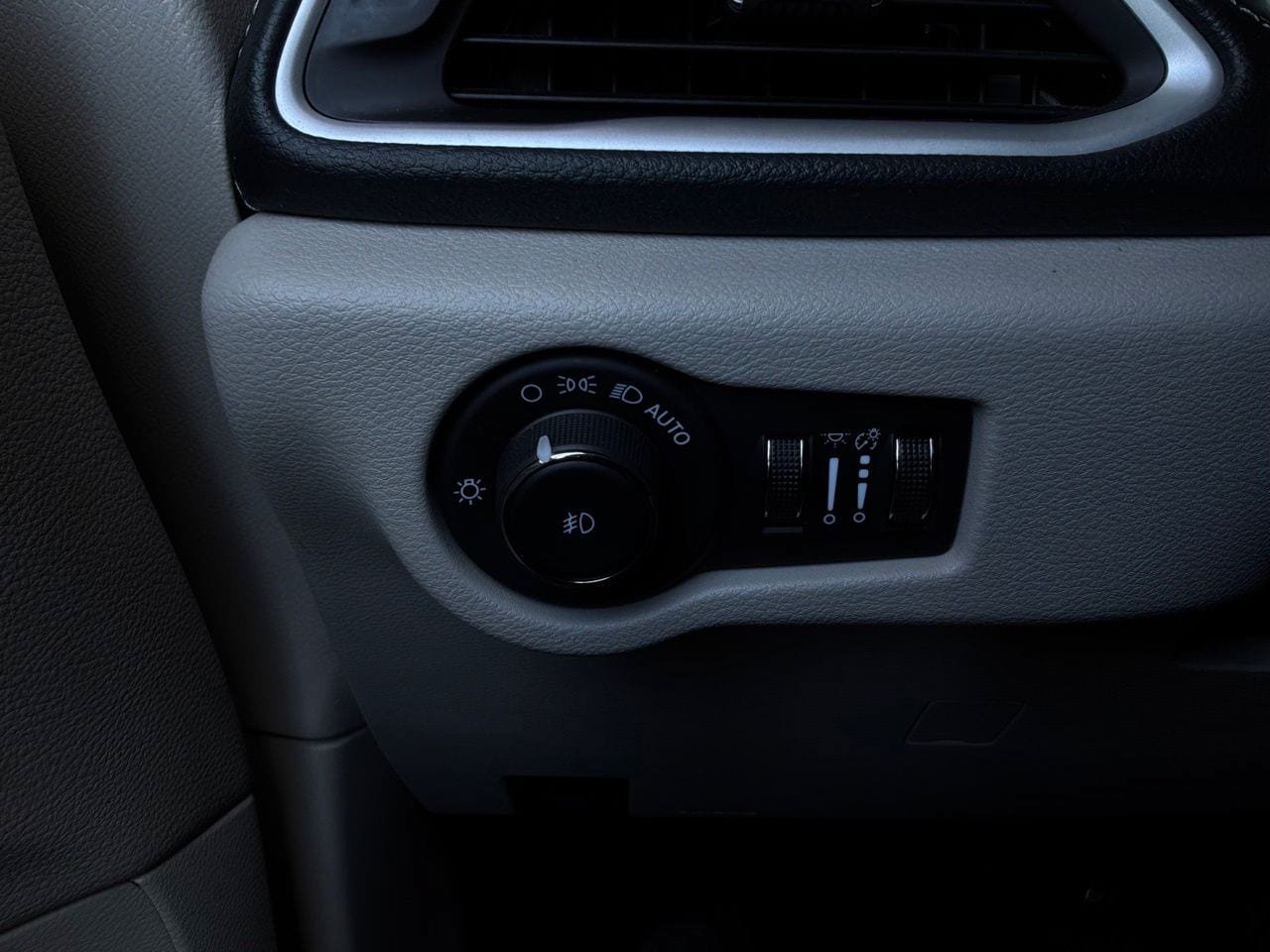Used 2023 Chrysler Pacifica Touring-L FWD image 28
