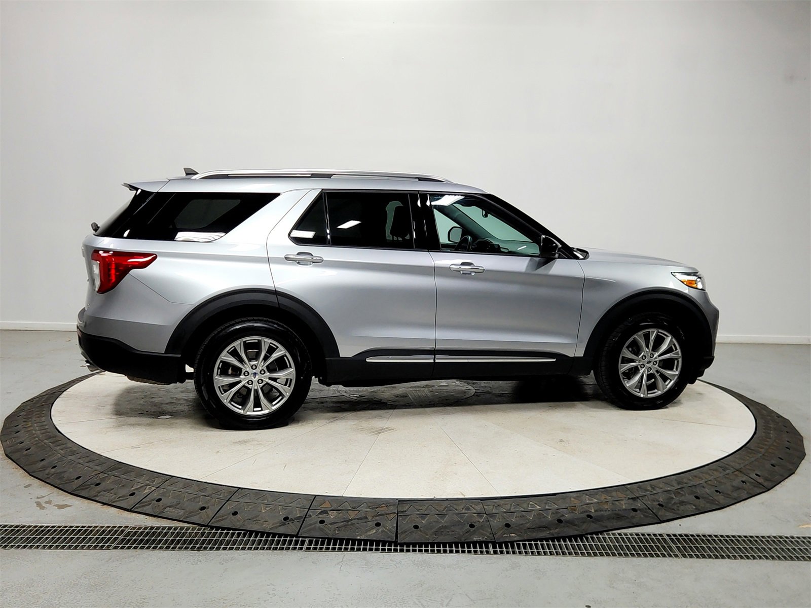 Used 2023 Ford Explorer Limited image 8