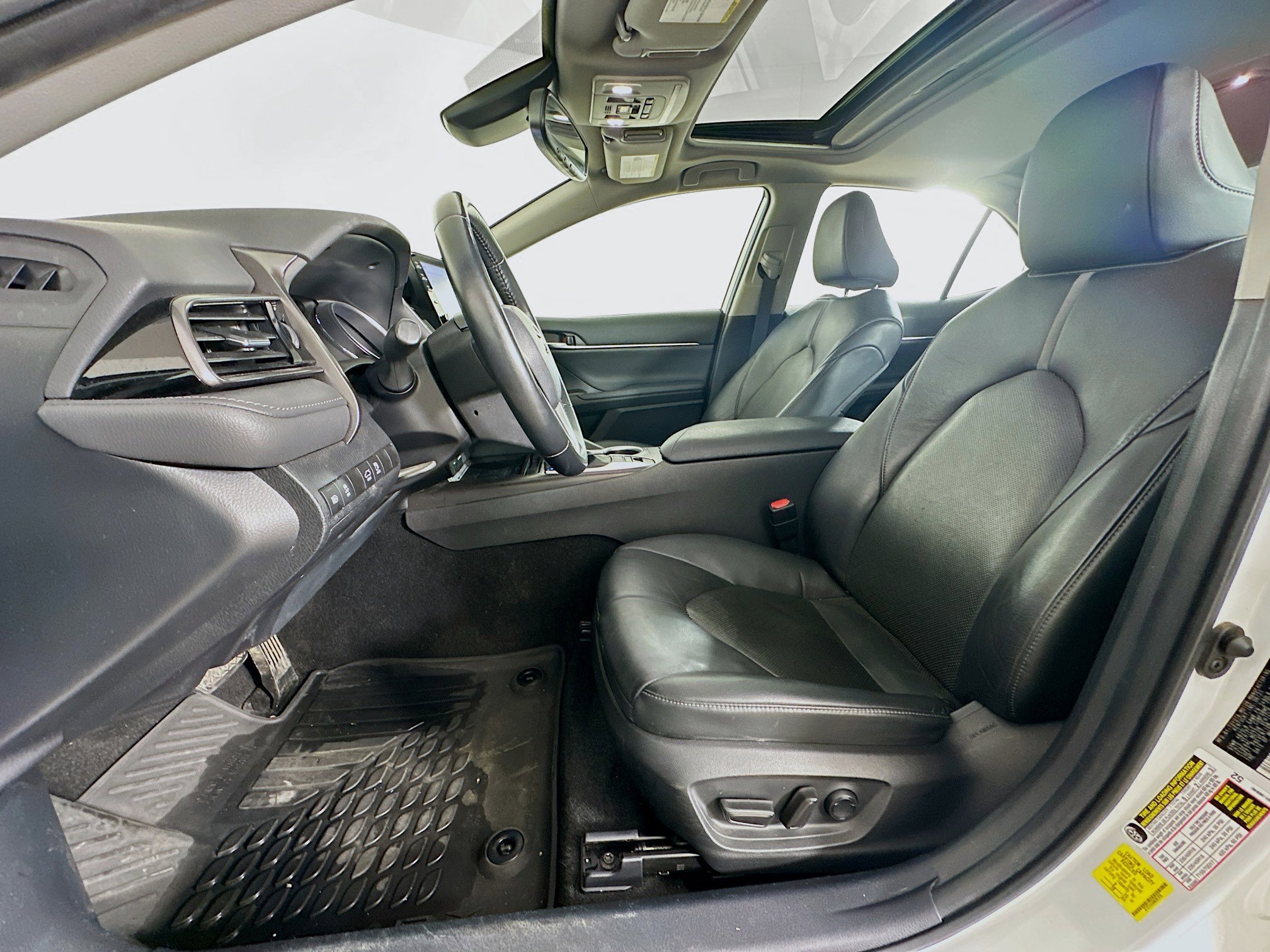 Used 2021 Toyota Camry XLE w/ Navigation Upgrade Package image 13