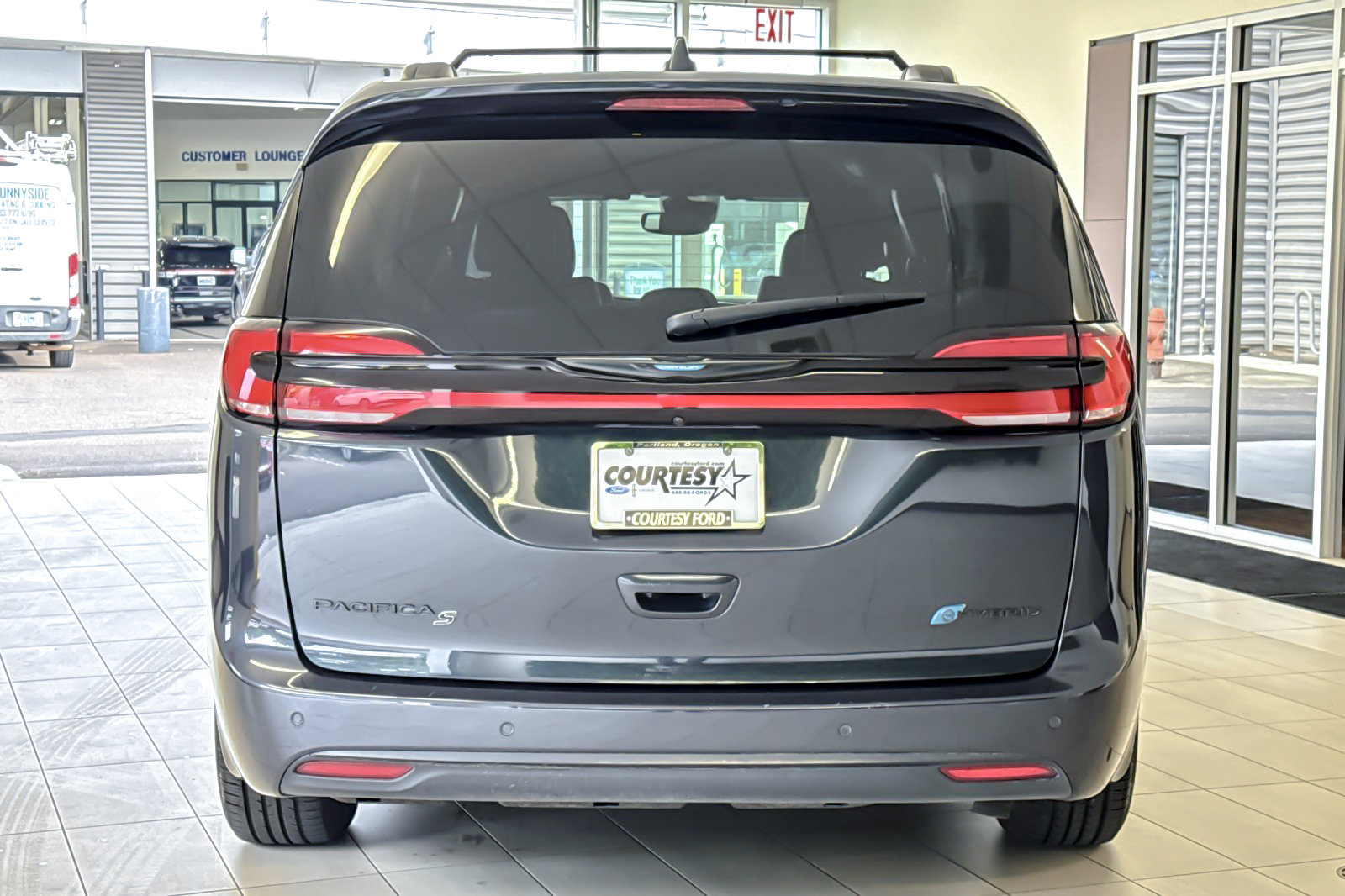 Used 2021 Chrysler Pacifica Touring-L w/ Uconnect Theater Family Group FWD image 5