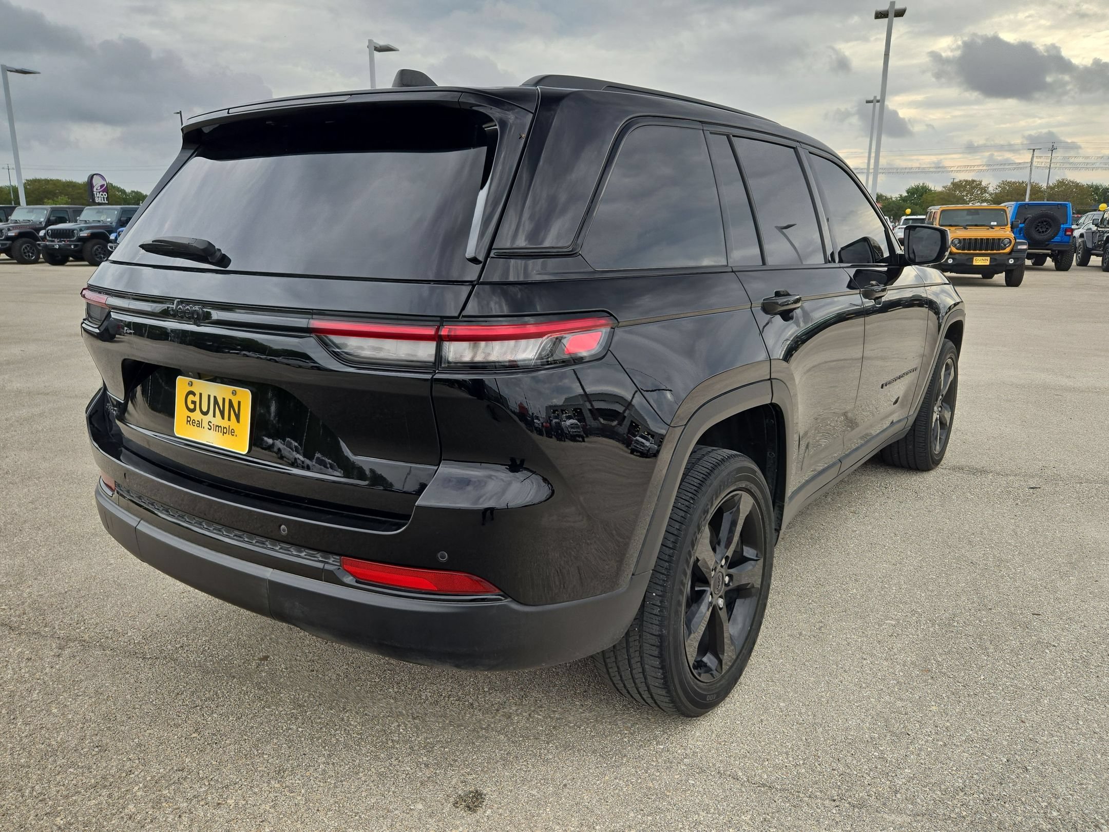 Used 2023 Jeep Grand Cherokee Altitude AWD/4WD image 3
