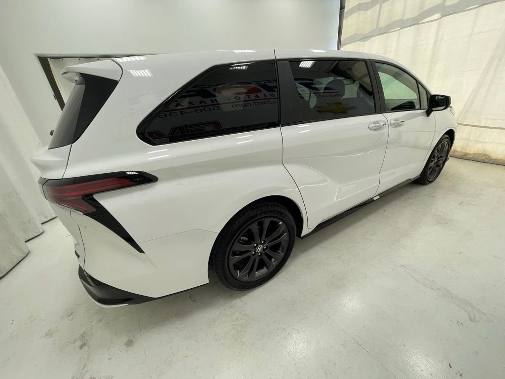 Used 2025 Toyota Sienna XSE image 4